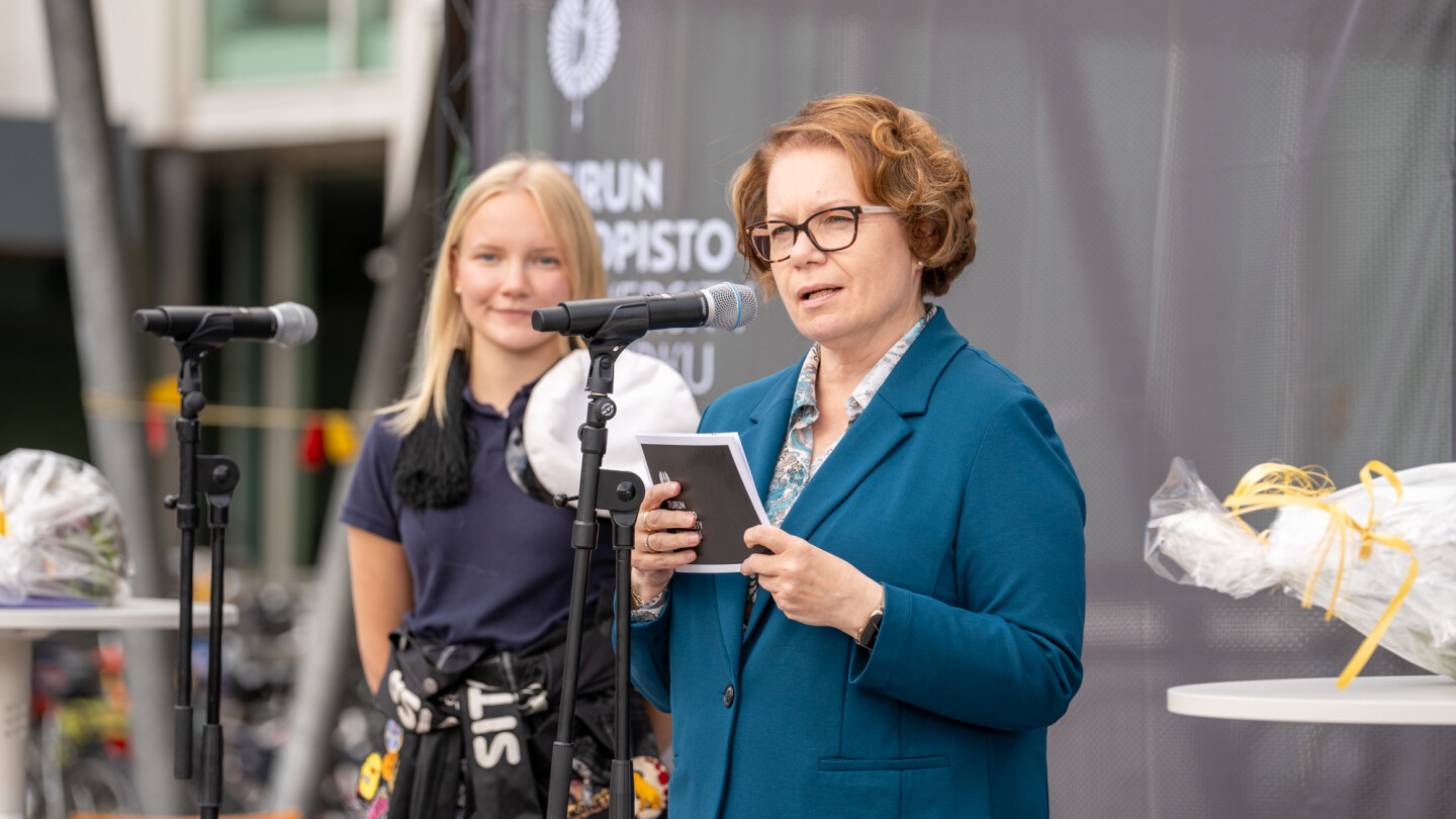 rehtori marjo kaartinen pitää tervehdystä karnevaaleilla