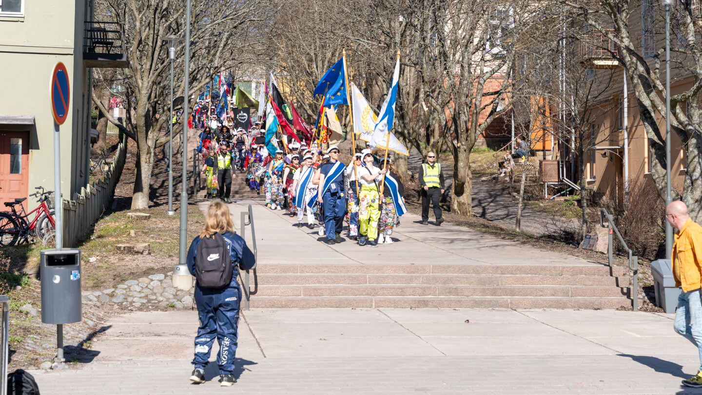 TYY vappukulkue matkalla Puolalanmäelle.
