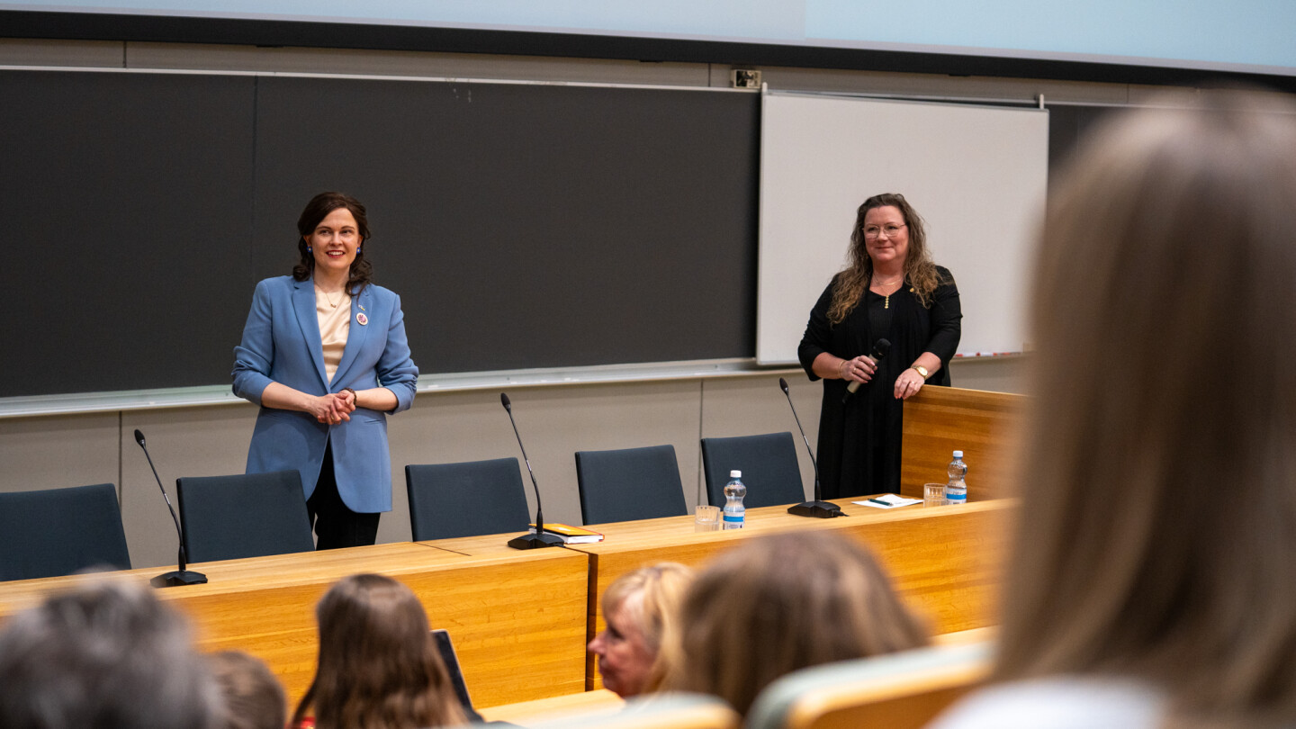 Tiede- ja kulttuuriministeri Mari-Leena Talvitie ja vararehtori Maija S. Peltola kyselytunnilla