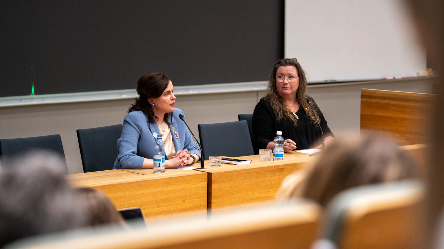 Tiede- ja kulttuuriministeri Mari-Leena Talvitie ja Turun yliopiston vararehtori Maija S. Peltola kyselytunnilla