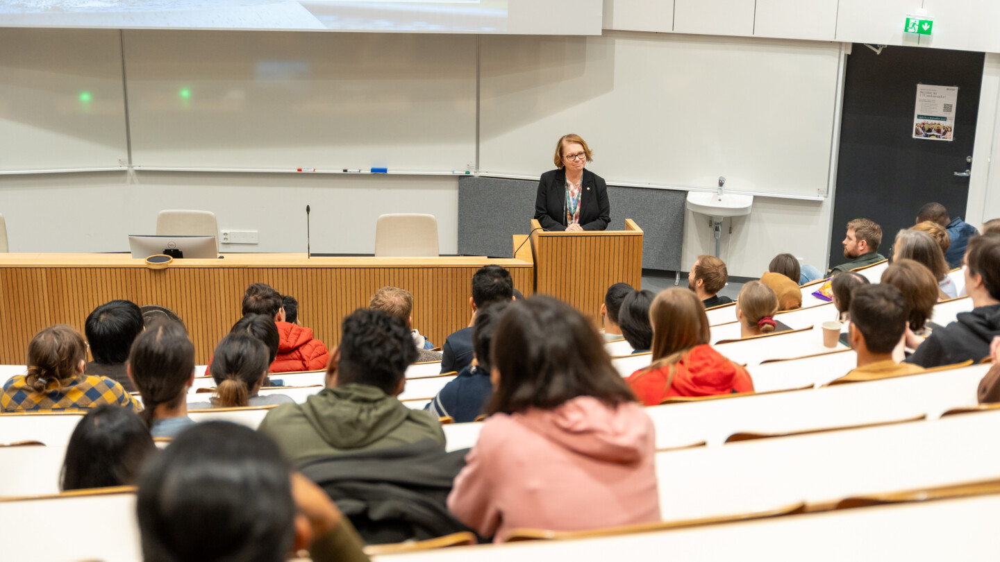 rehtori kaartinen tapaamassa kansainvälisten tutkinto-ohjelmien uusia opiskelijoita