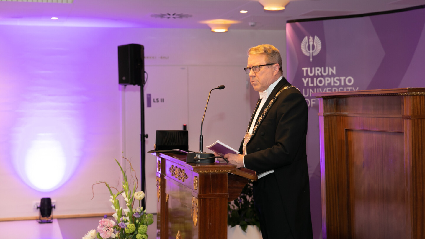 Rehtori Jukka Kola puhuu vuosijuhlassa