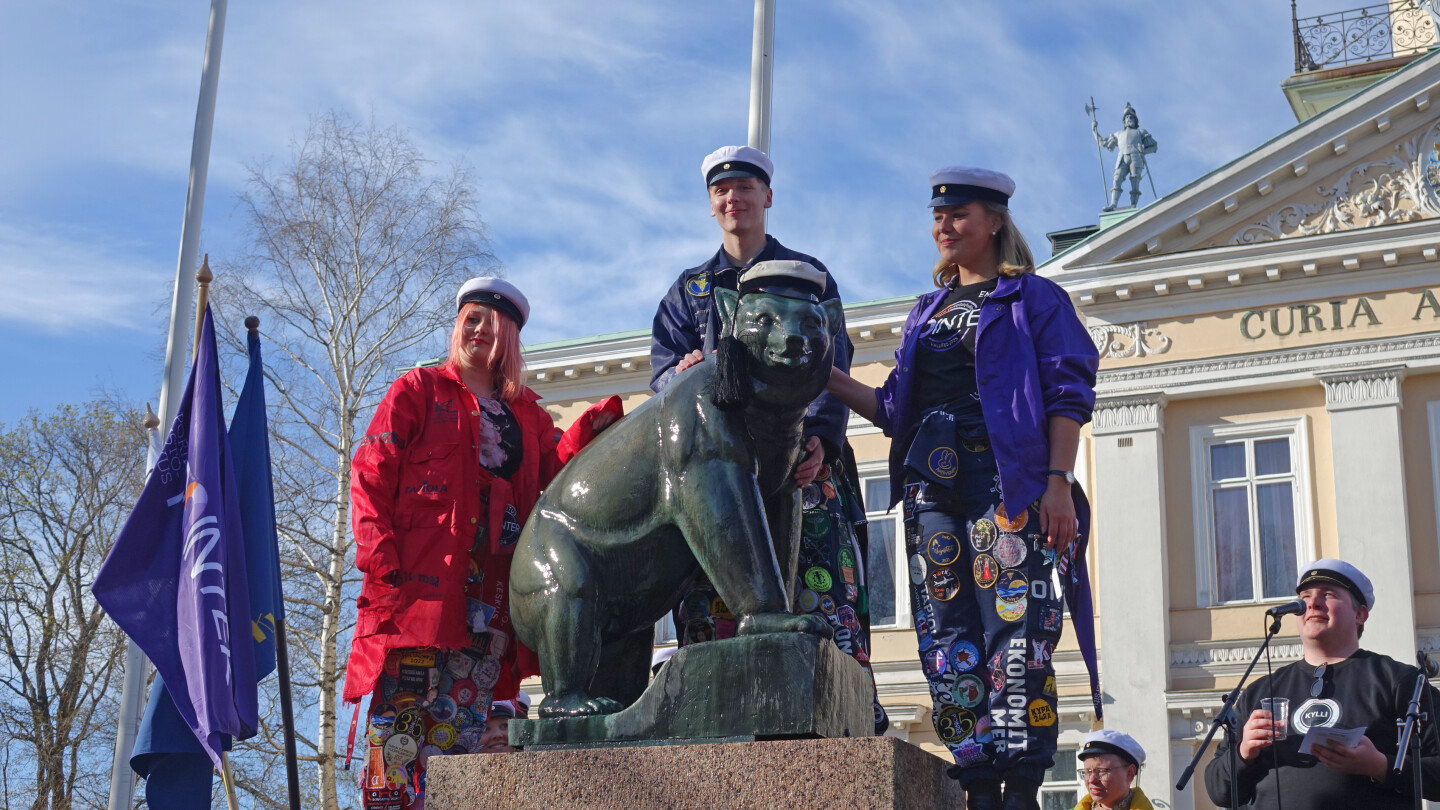 Opiskelijoita lakitetun Karhu-patsaan ympärillä