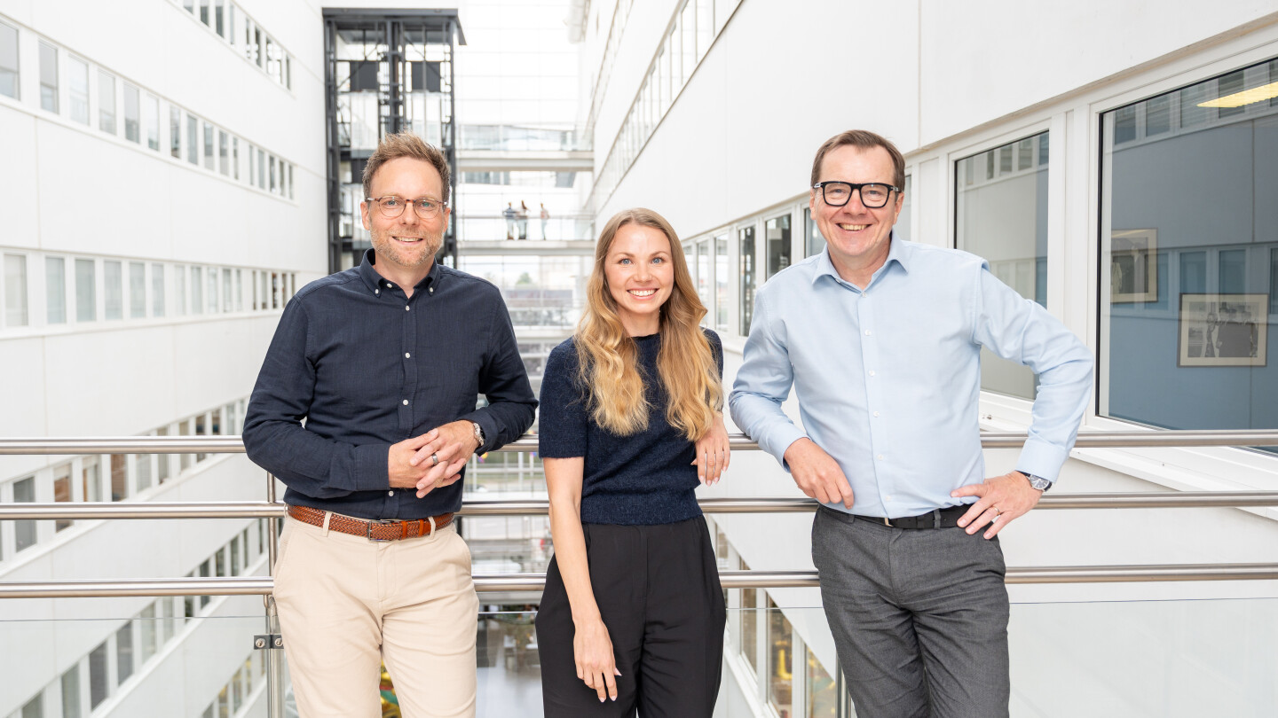 Westermarckin tutkimusryhmälle myönnetyn palkinnon vastaanotti työryhmän puolesta Mari Tienhaara, jonka väitöskirjaohjaajina toimivat professori Jukka Westermarck ja dosentti Kari Kurppa.