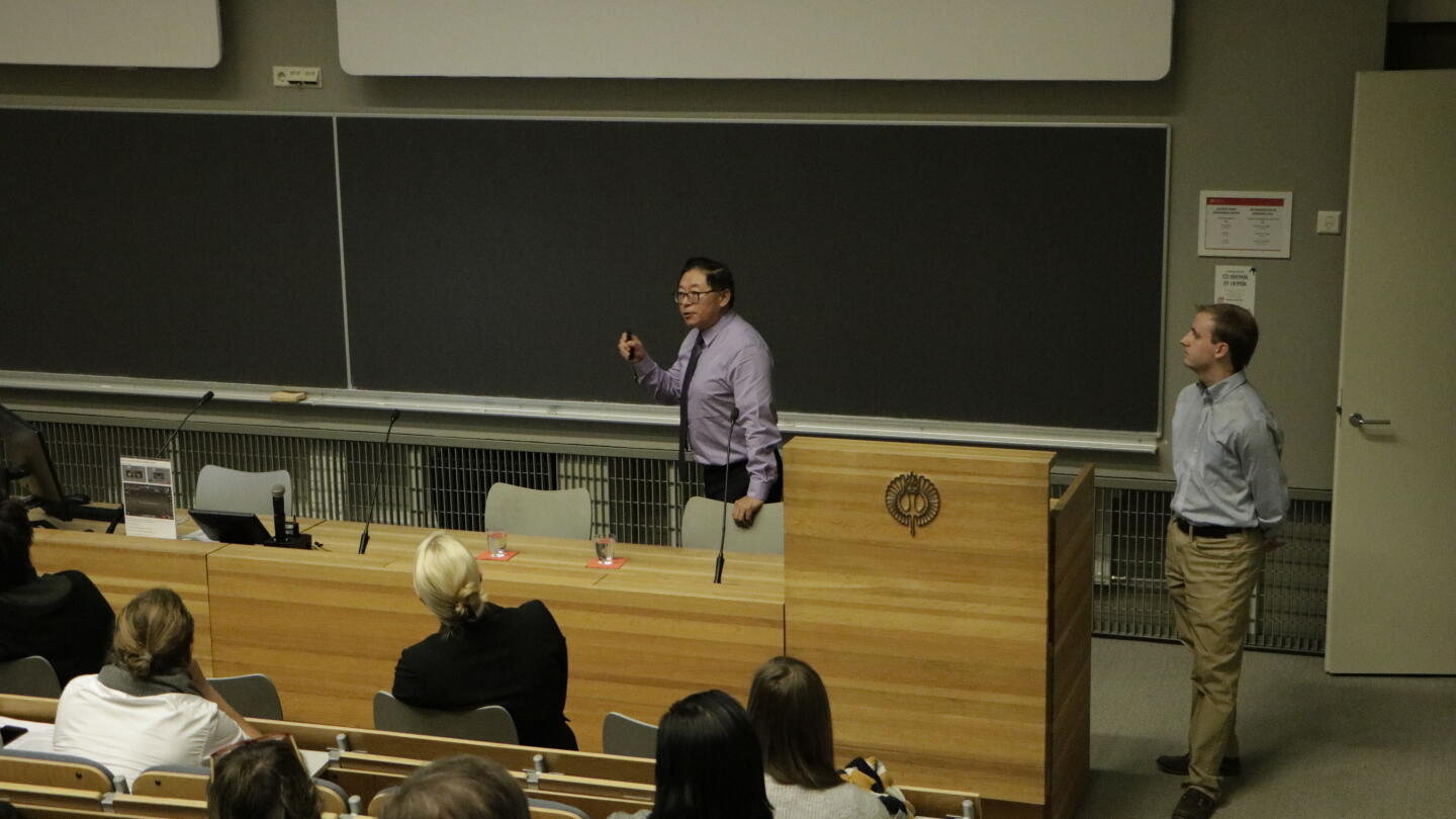 Yang ja Hahnort puhuvat seminaarissa