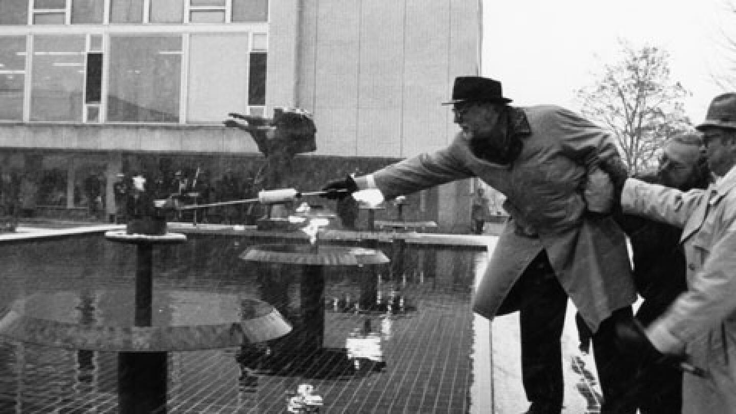 Yliopiston keskusaukion remontoidun suihkulähdealtaan käyttöönottojuhlallisuudet 6. marraskuuta 1992. Rehtori Arne Rousi sytyttämässä altaan soihtuja. 