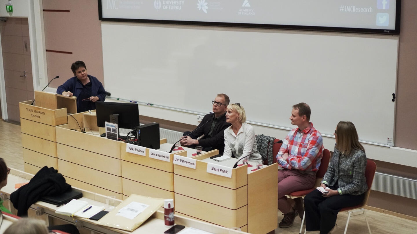 Aseseminaarin paneelikeskusteluun osallistuivat Pekka Räsänen, Laura Saarikoski, Jari Väliverronen ja Maarit Pedak.