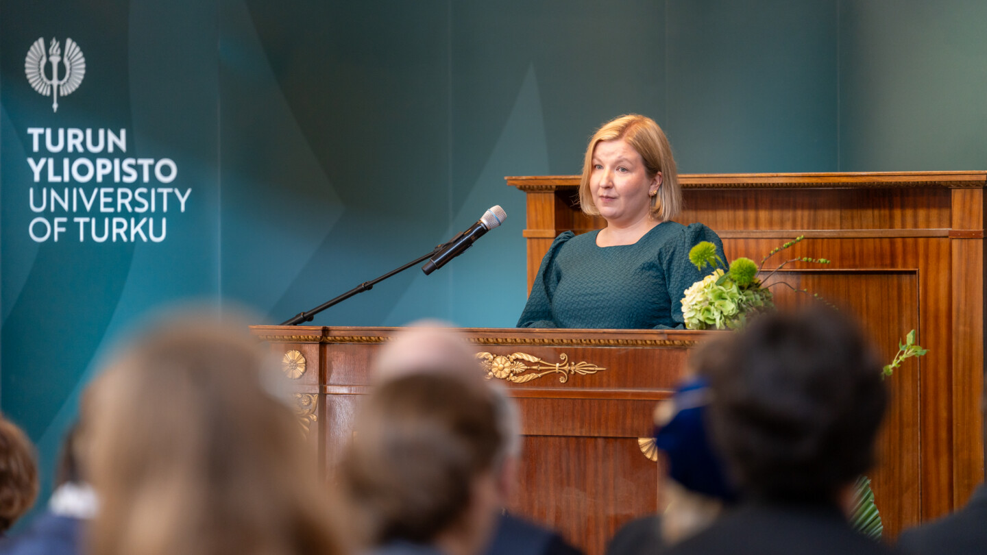 Katja Haapanen pitää tervehdystä
