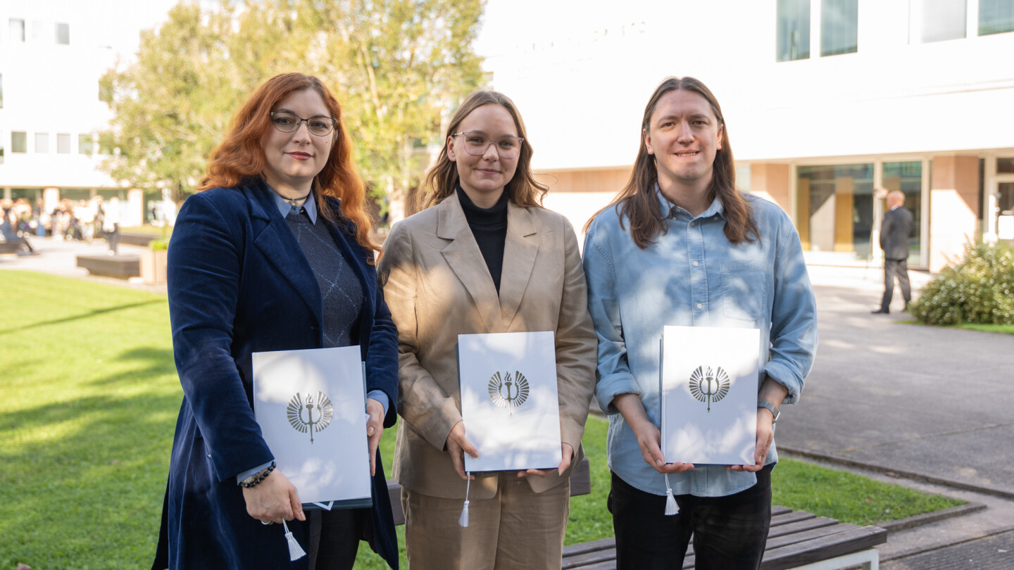 kolme väitöskirjapalkinnon saanutta pääaukiolla