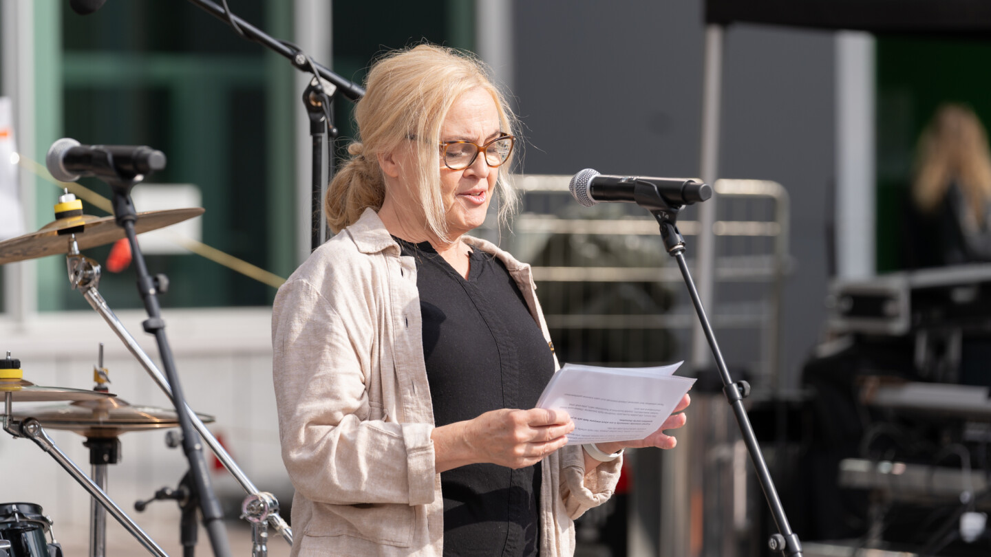 Minna-Kaarina Wuorela puhumassa