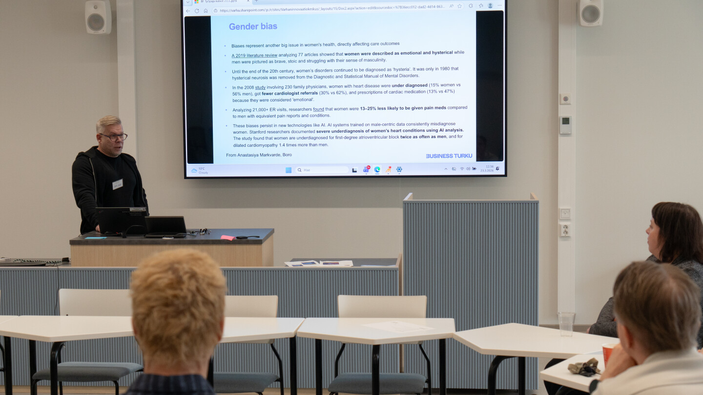 Jyrki Lehtimäki puhumassa