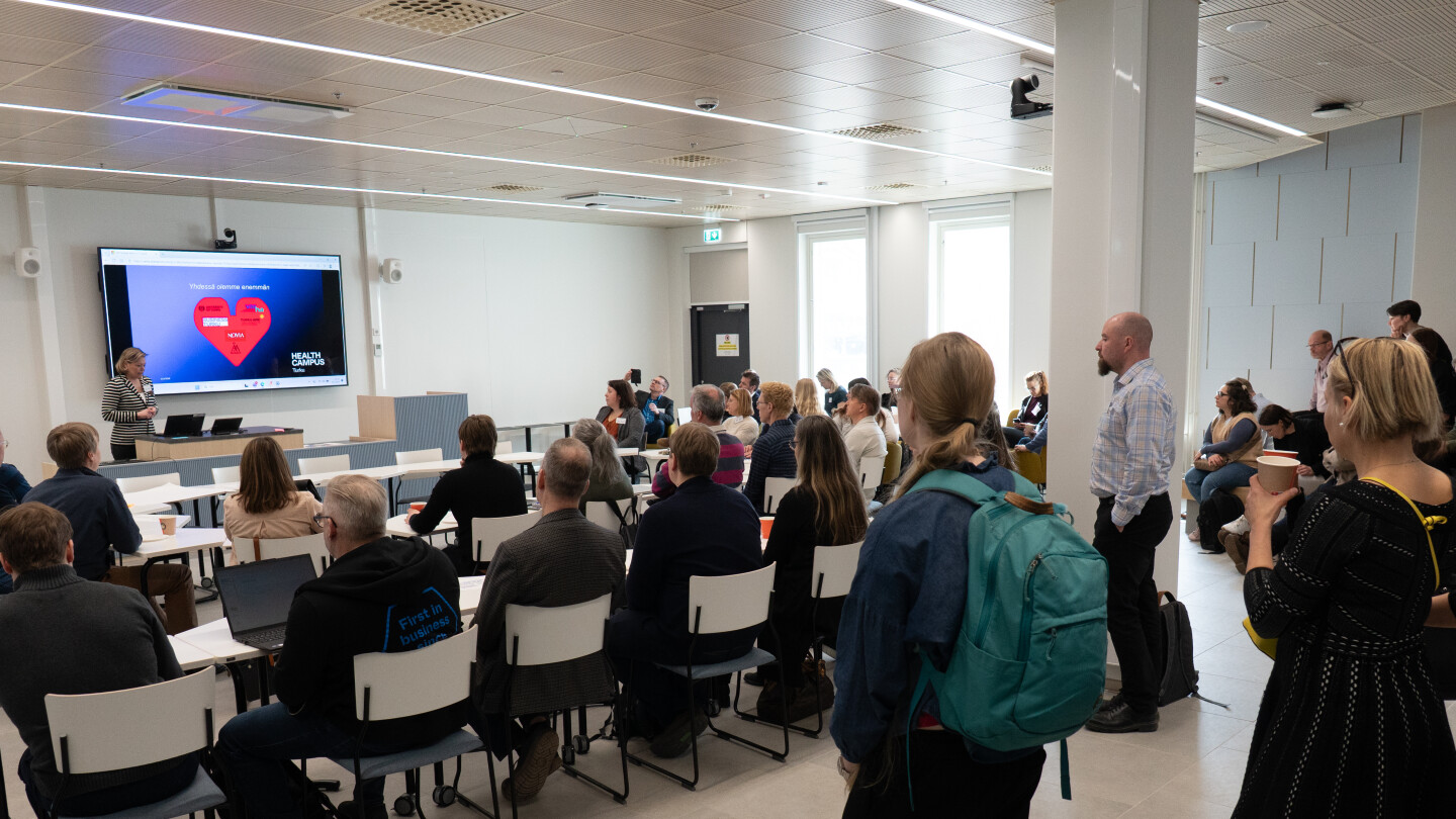 Ihmisiä seuraamassa esitystä