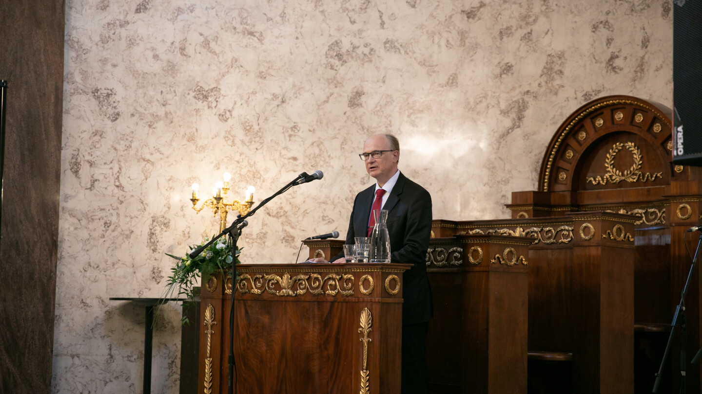 Juhlapuhuja Akatemiatalolla.