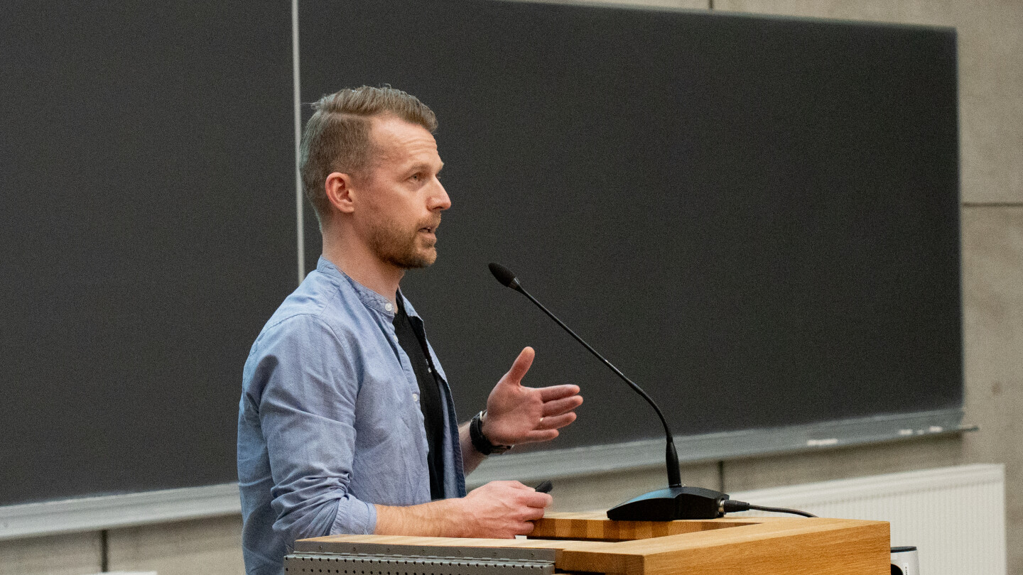 Jetro Tuulari puhumassa