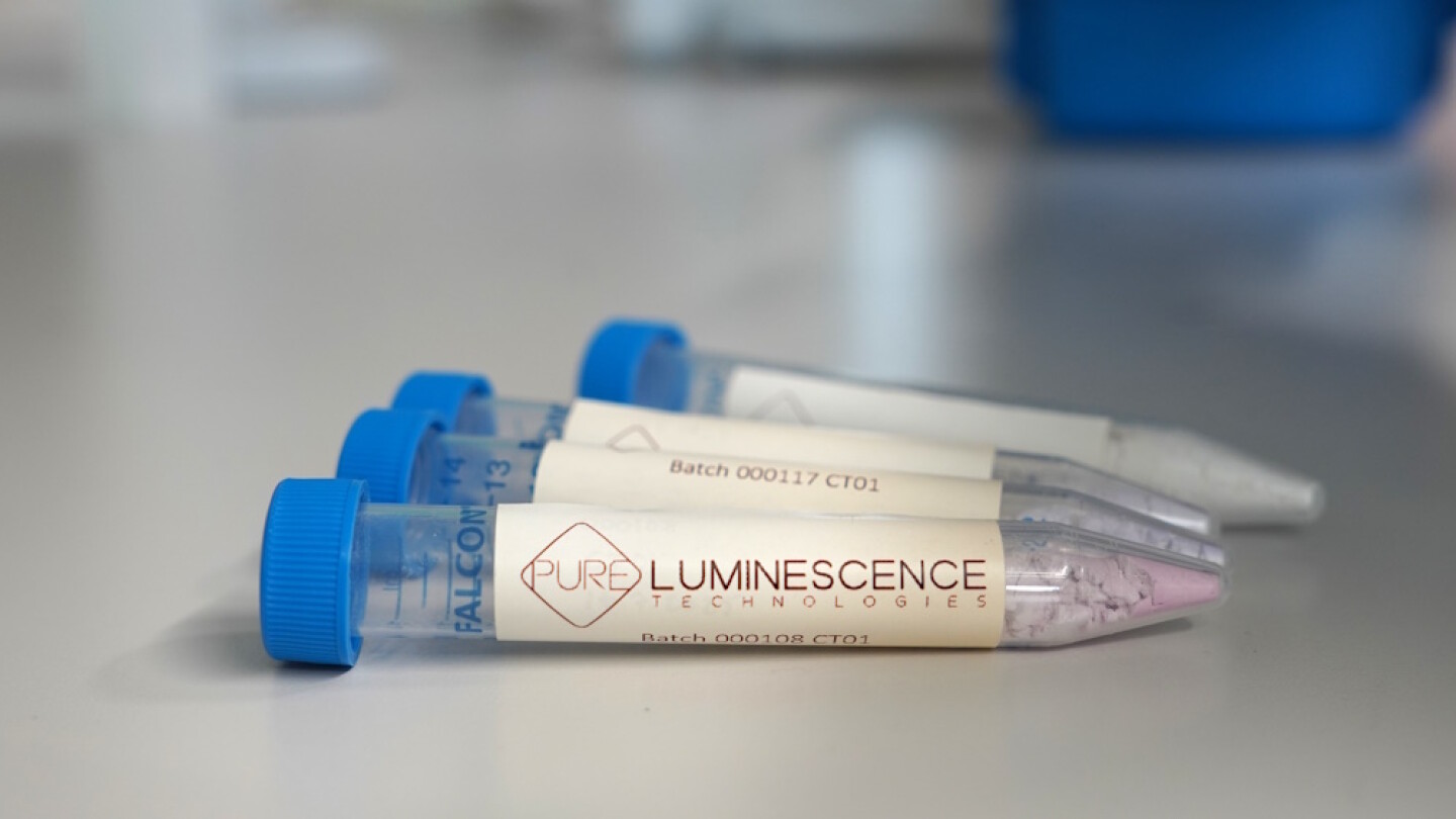 Hackmaniittijauhetta putkiloissa, joissa lukee "Pure Luminescence".