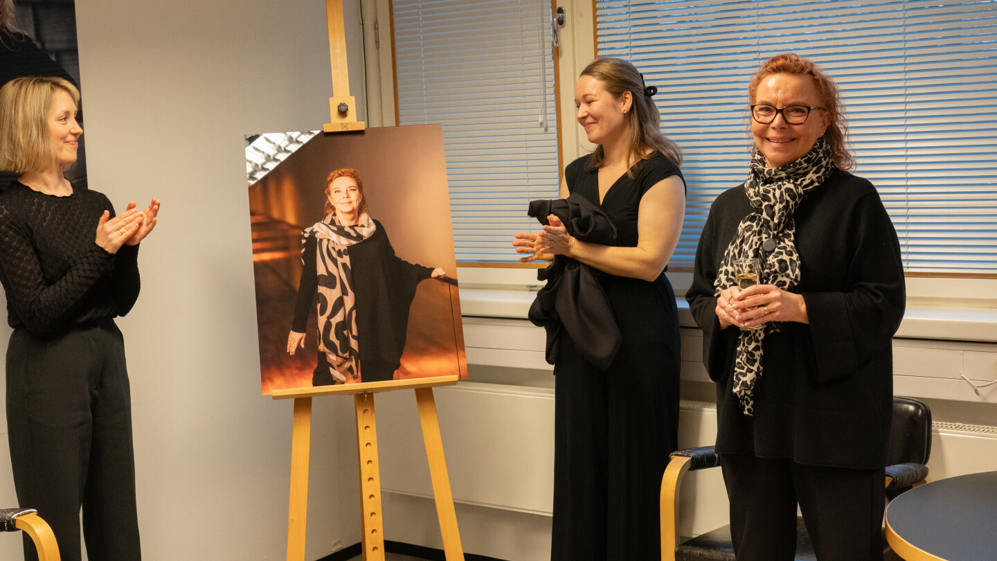 Hagstöm seisomassa muotokuan vieressä