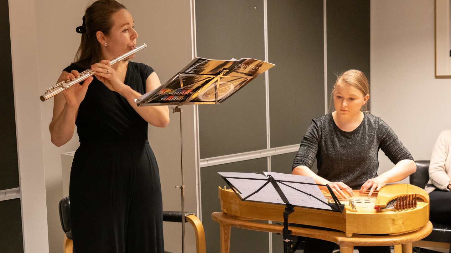 Huilisti ja kanteleensoittaja tilaisuudessa esiintymässä