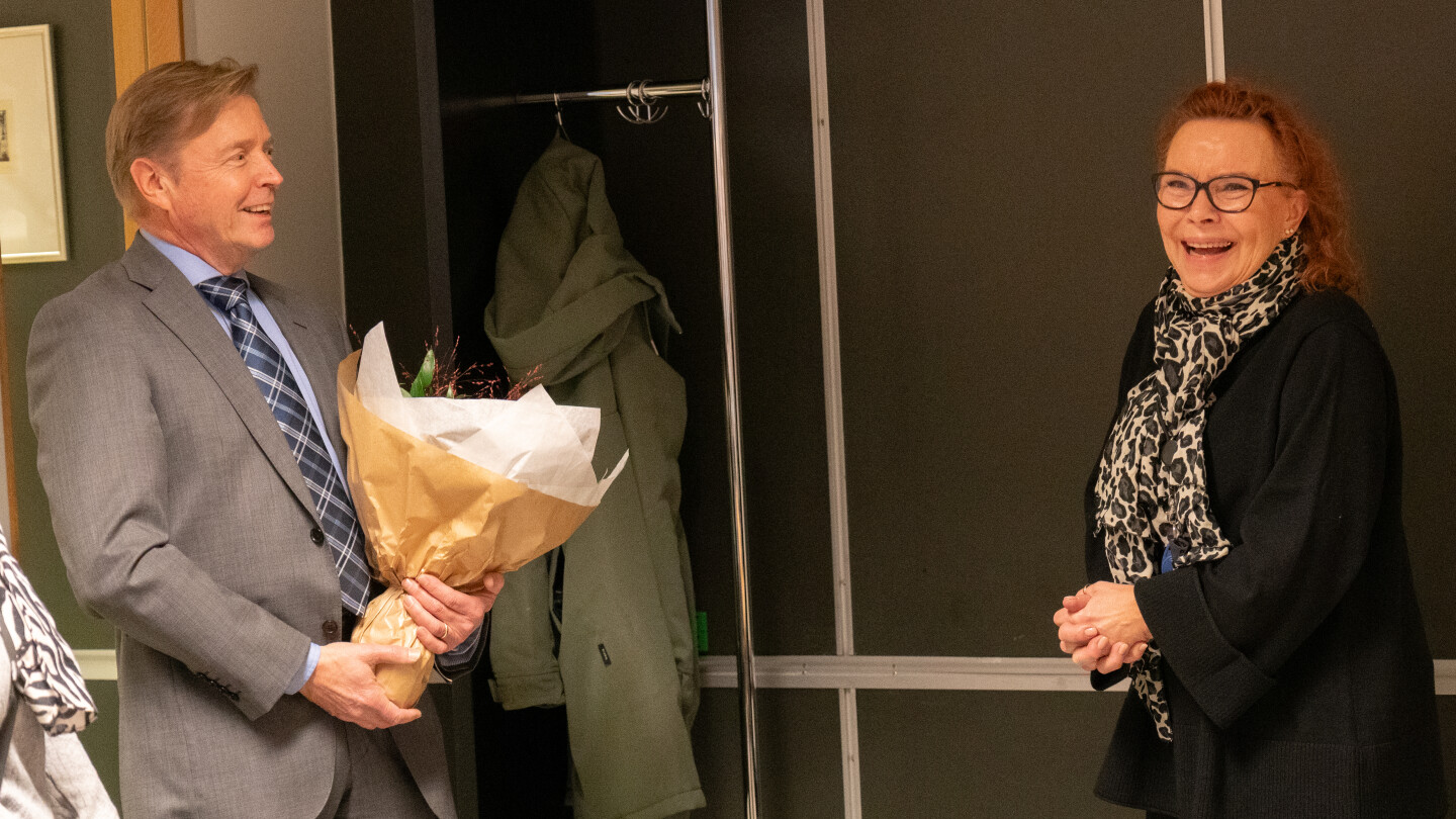 Timo Närhi ojentamassa kukkia Jaana Hagströmille