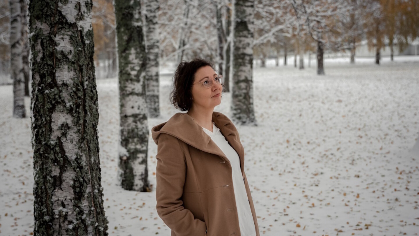 Reeta Hautaniemi lumisessa maisemassa.