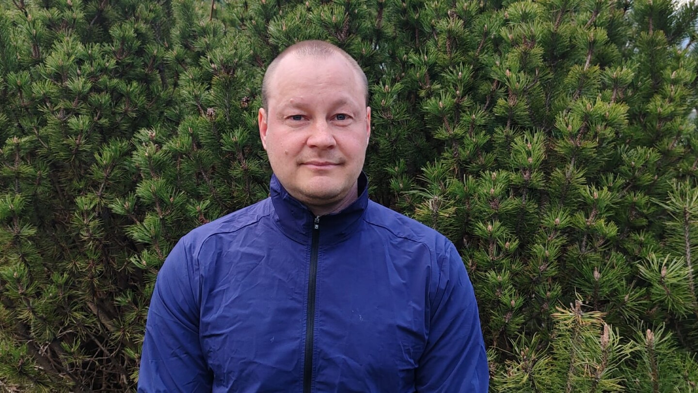 Ilkka Heinonen lähikuvassa ulkona.