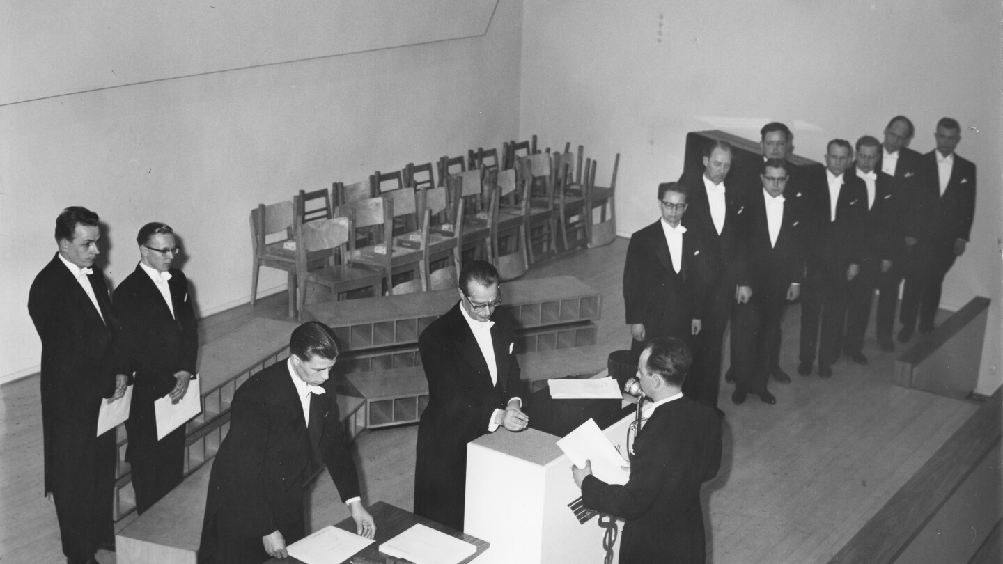 Kauppakorkeakoulun ensimmäinen promootio järjestettiin 3. toukokuuta 1960. Promoottori, professori Esa Kaitila suoritti maisterien vihkimisen korkeakoulun sihteerin, varatuomari Pekka Koskisen avustamana.