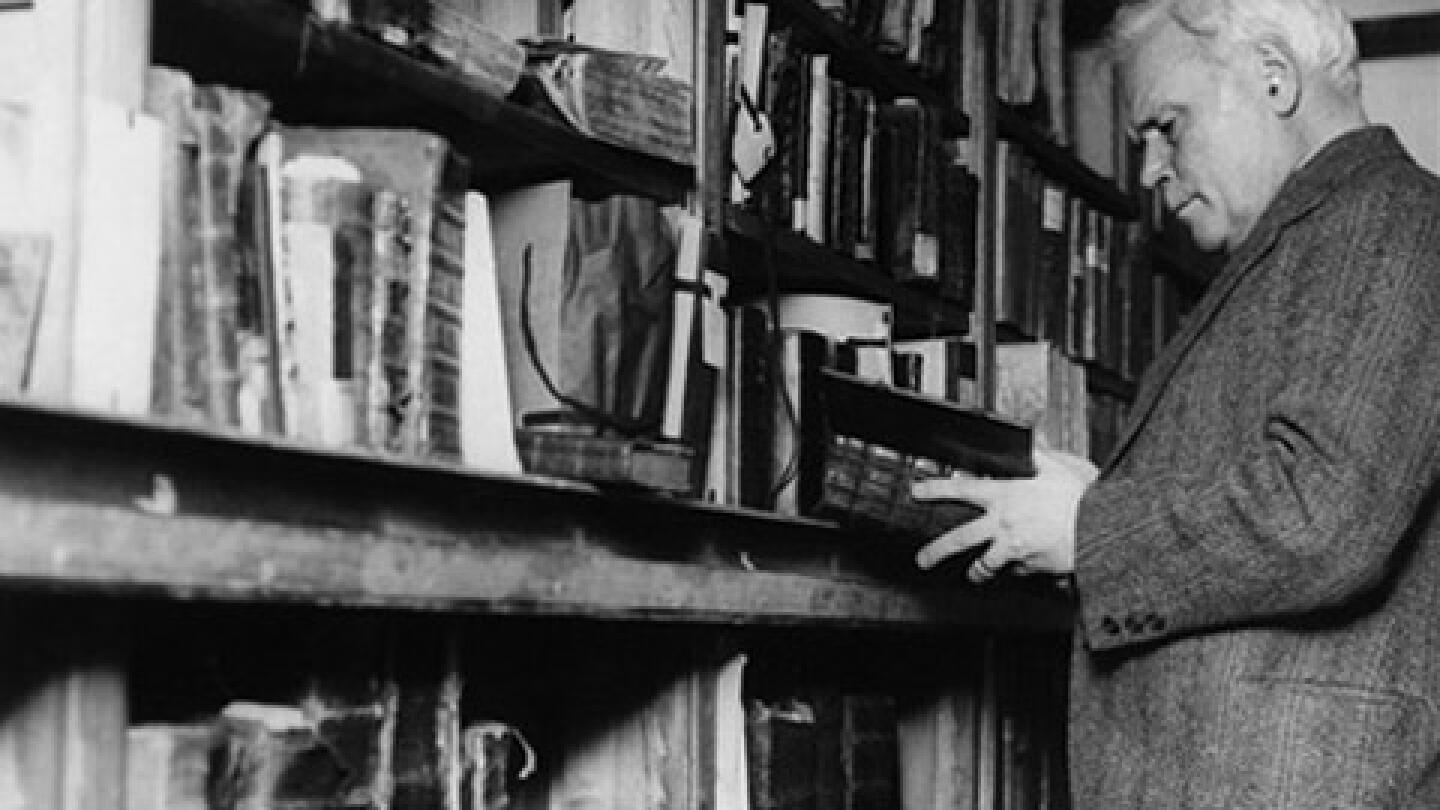 Ylikirjastonhoitaja (1922-1939) Volter Kilpi tarkastelemassa vanhaa Fennica-kokoelmaa. Kuva Phoenixin kirjaston holvista 1930-luvun alkupuolelta.