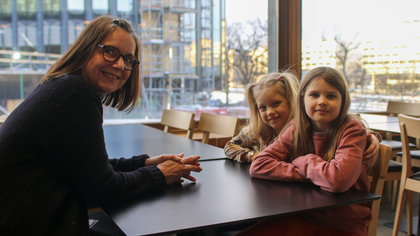 Ilona, Aamu ja Taimi Antila pöydässä