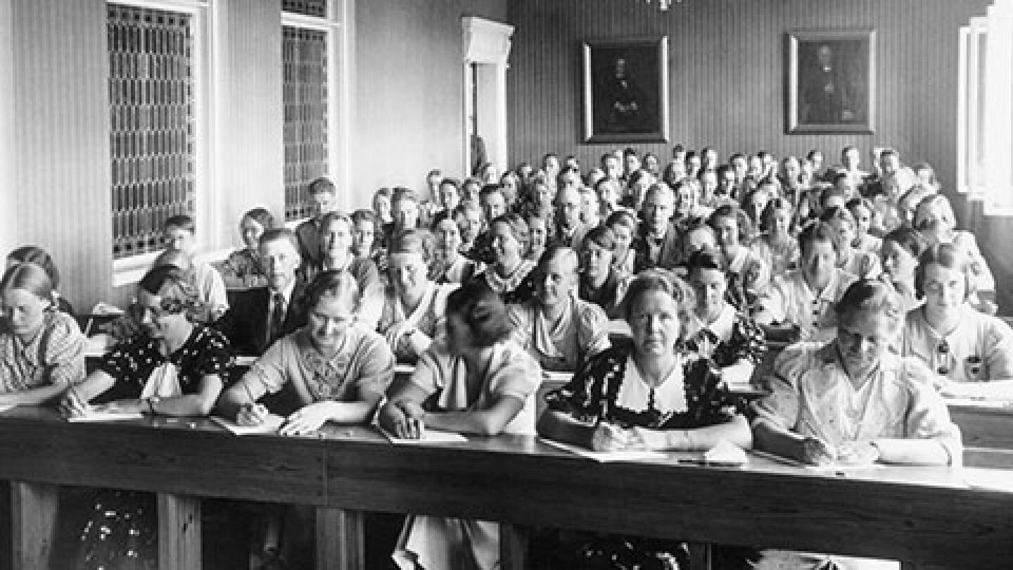  Kasvatusopin luennolta vuoden 1937 kesäyliopistossa. Phoenixin luentosali I.