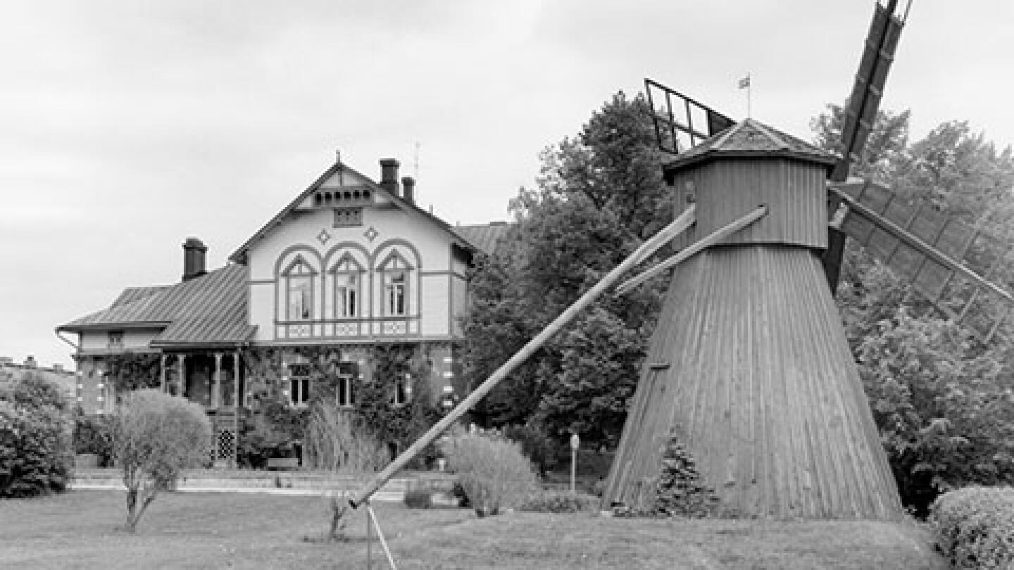 Rauman opettajankoulutuslaitoksen hallintorakennus 1970- ja 1980-lukujen vaihteessa. Kuva: Reino Moilanen.