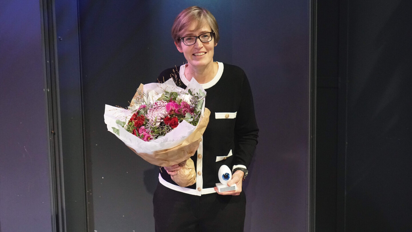 Laura Viikari kliininen silmä kädessään