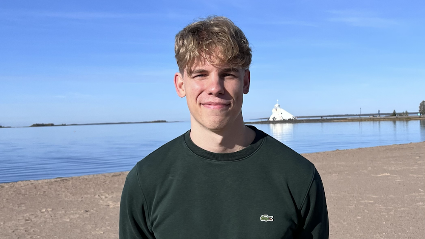 Konsta Koivunen lähikuvassa ulkona rannalla.