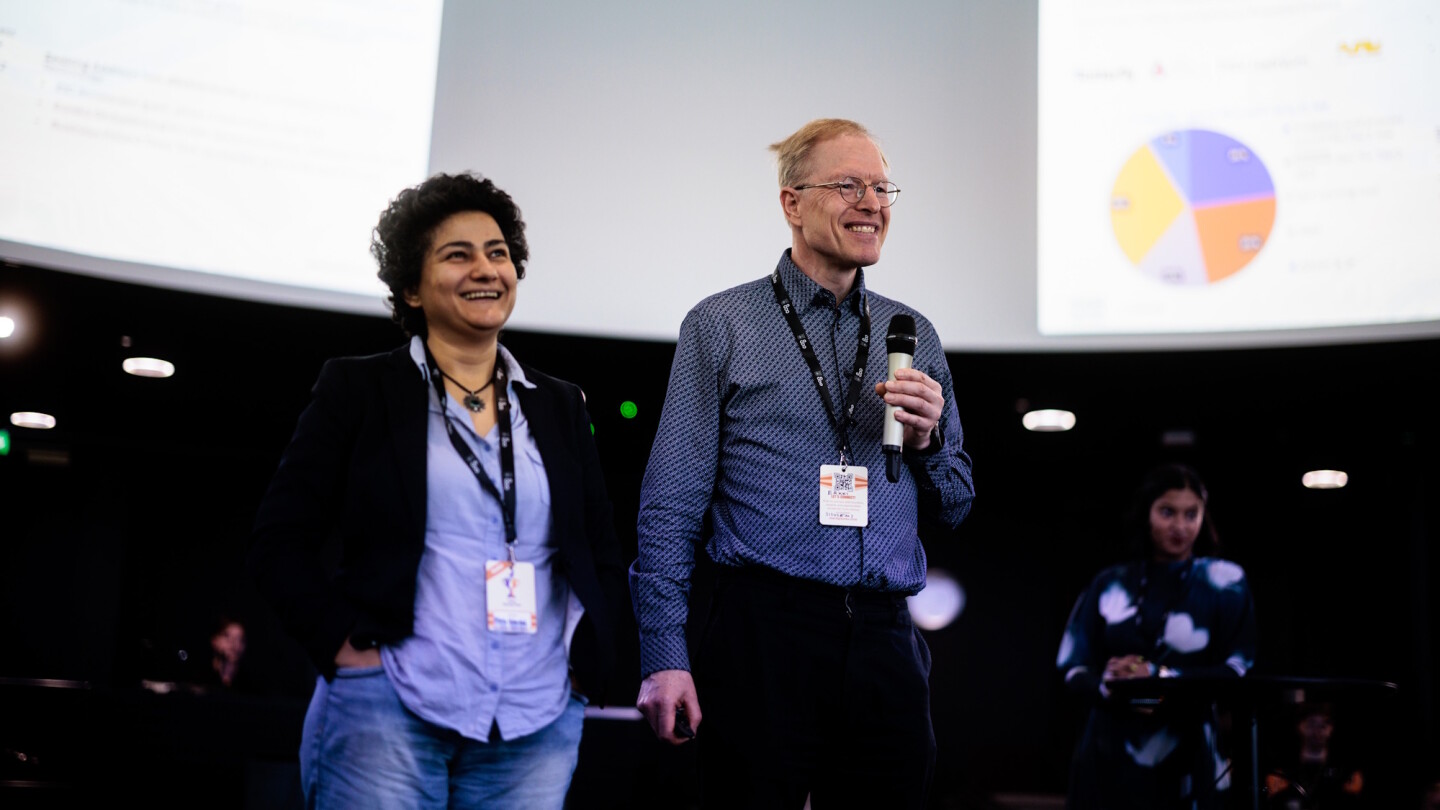 Zahra Jahanshah Rad ja  Erkki Seppäläinen lavalla.