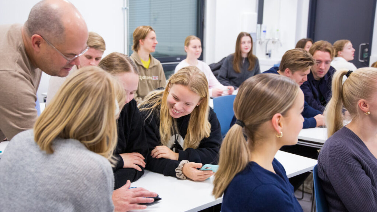 Janek Frantzén puhuu opiskelijoiden pöydän ääressä