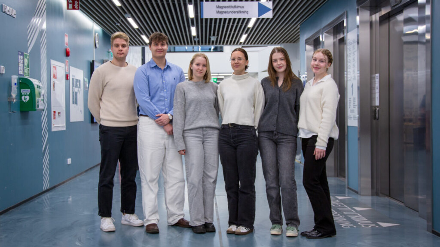 Kuusi opiskelijaa Medisiina D:n aulassa