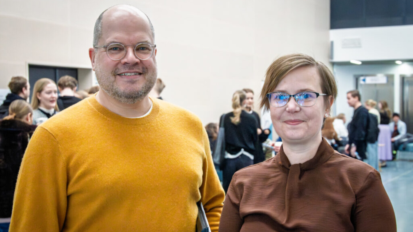 Janek Frantzén ja Malin Åkerfelt Medisiina D:n aulassa, taustalla opiskelijoita