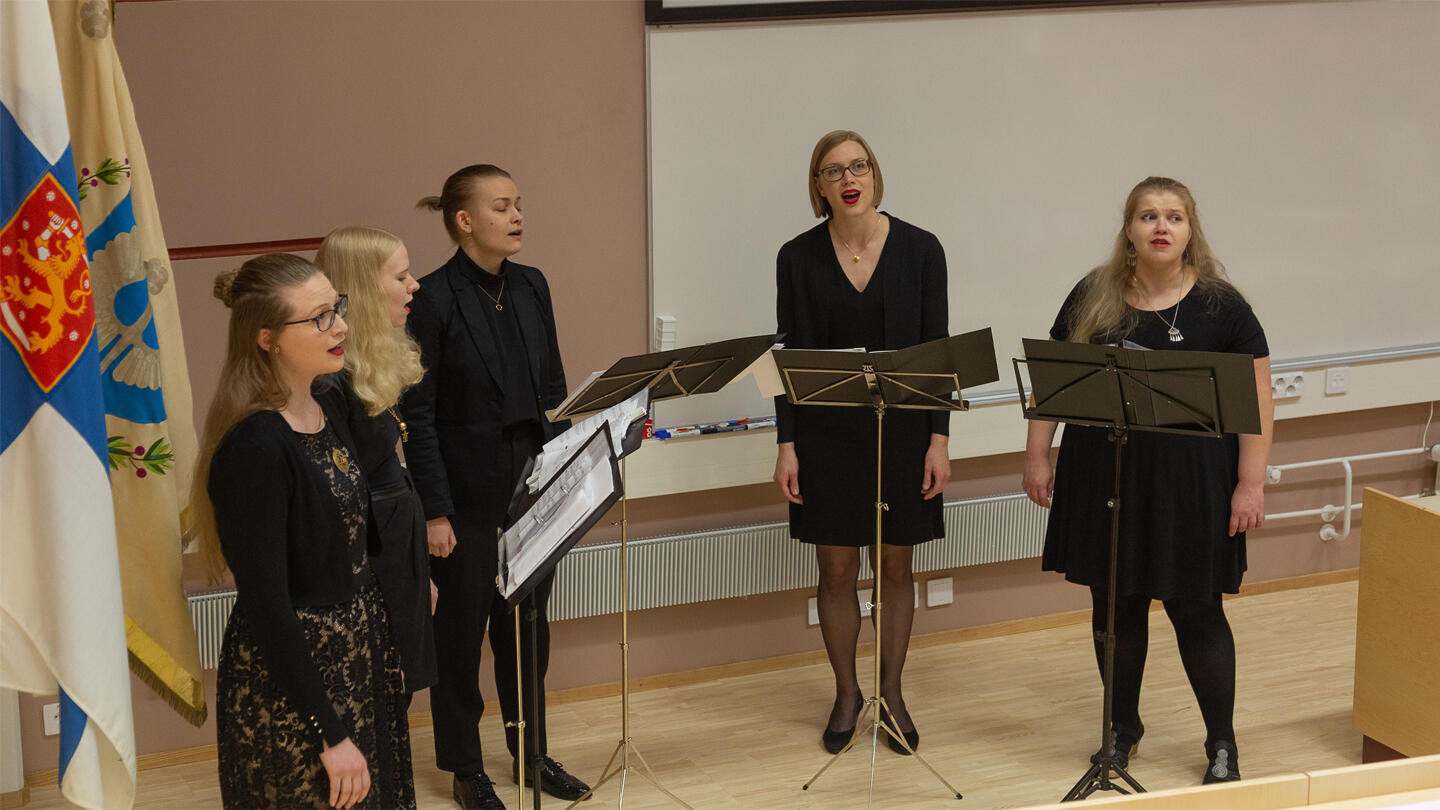 Lauluryhmä Arrhythmics esiintyi oikeustieteellisen tiedekunnan publiikissa 13.12.2019
