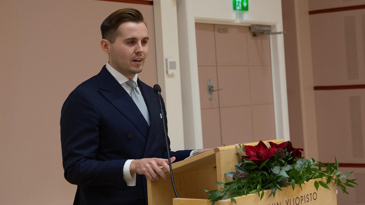 OTM Oskari Jokinen piti valmistuneen puheen oikeustieteellisen tiedekunnan publiikissa 13.12.2019