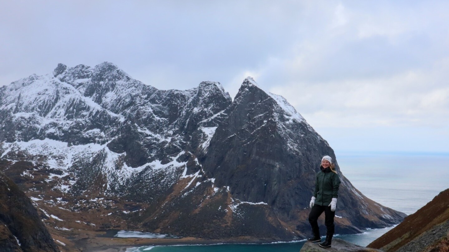 Lyydia Leino Norjassa vuorimaisemissa
