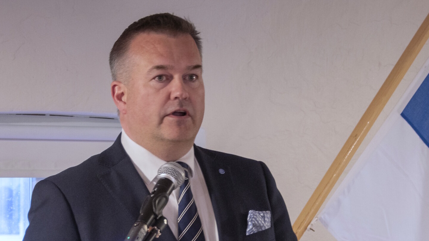 Mikael Luukanen lähikuvassa pitämässä puhetta.