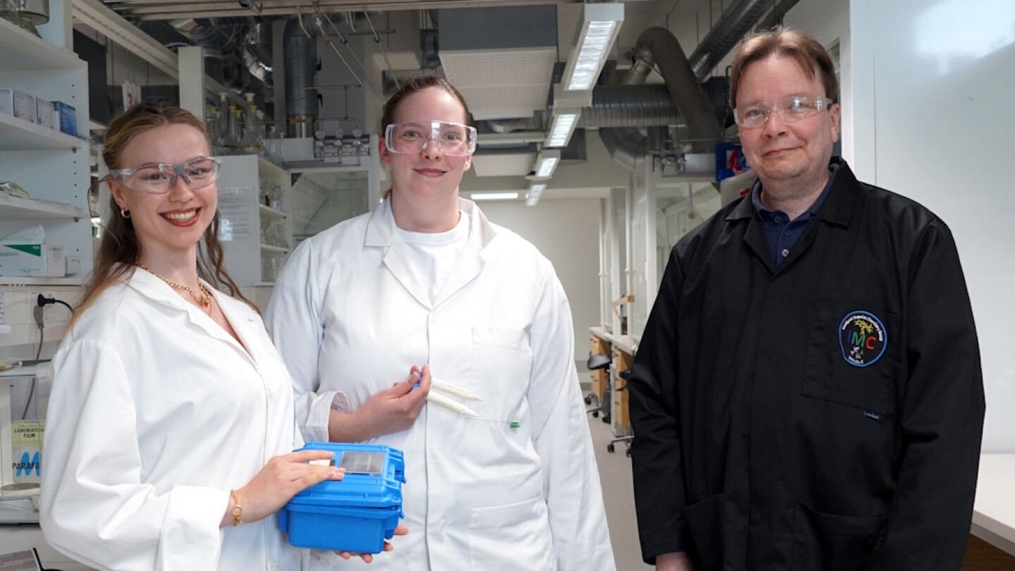 Nellie Inkinen, Isabella Pönkkä ja Mika Lastusaari laboratoriossa.