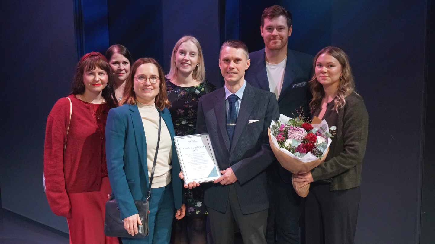 Opetusteko palkinnon voittajat poseeraamassa