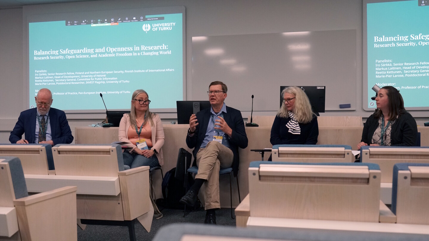 Matti Anttonen, Iro Särkkä, Markus Laitinen, Reetta Kettunen ja Marie‑Pier Larose luentosalin edessä.