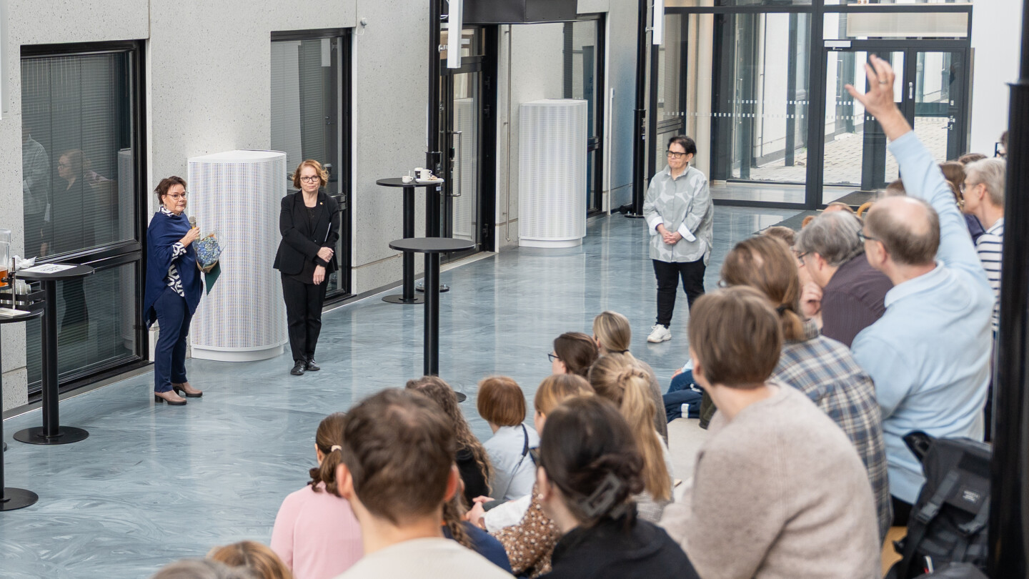 Benita Heiskanen, Marjo Kaartinen ja Anne Paasi yleisön edessä.