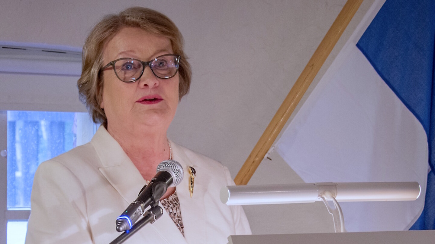 Riitta Pyykkö pitämässä puhetta.