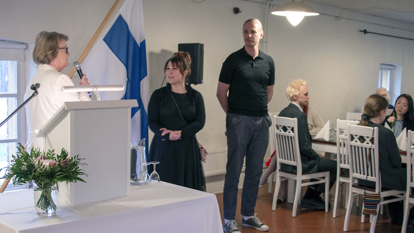 Riitta Pyykkö, Virva Silvennoinen ja Toni Weissman juhlatilaisuudessa.