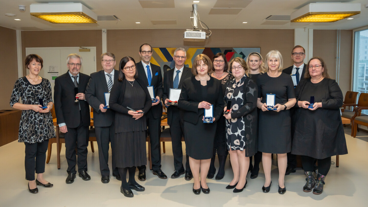 Ritarikuntien kunniamerkkien saajat ryhmäkuvassa 2024