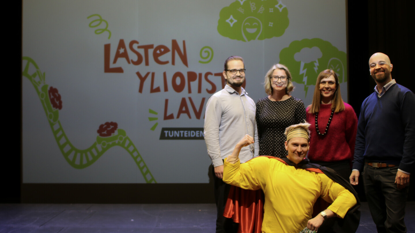 Lasten yliopisto lavalla -esiintyjät teatterilavalla: Joonas Uotinen, Johanna Kaakinen, Linnea Karlsson, Kari Kaunisto ja edessä Markus Ilkka Uolevi