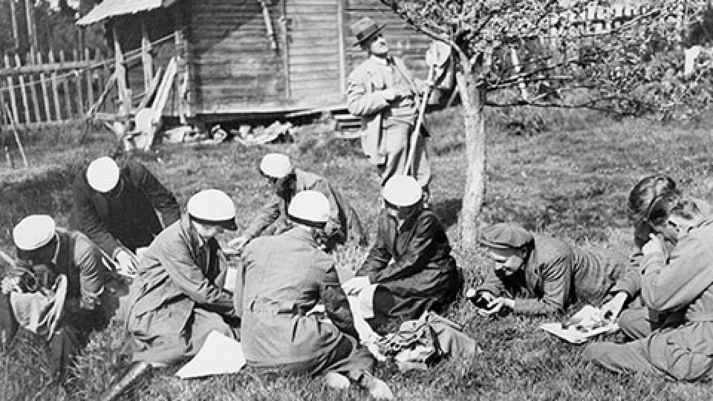 Eläintieteen professori W. M. Linnaniemi ja ass. K. J. Valle (makuulla) oppilaineen Houtskärissa 1920-luvun lopulla.