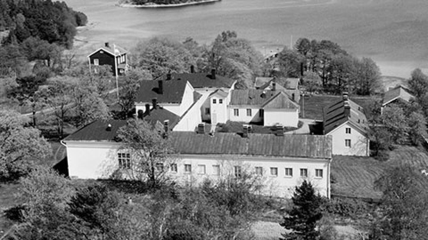 Saaristomeren tutkimuslaitos Seili kesällä 1984. Ilmakuva laitoksen päärakennuksesta. Kuva: Jarmo Koskinen.