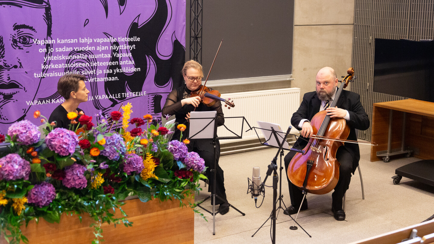 Yhteiskuntatieteellisen tiedekunnan valmistujaisjuhlan ohjelmassa oli myös musiikkiesitys.